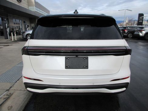 Used 2025 Lincoln Nautilus Reserve image 8