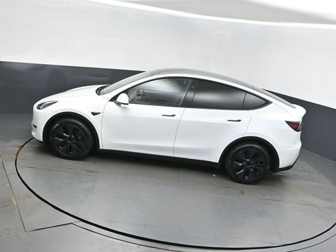 Used 2025 Tesla Model Y Long Range image 31