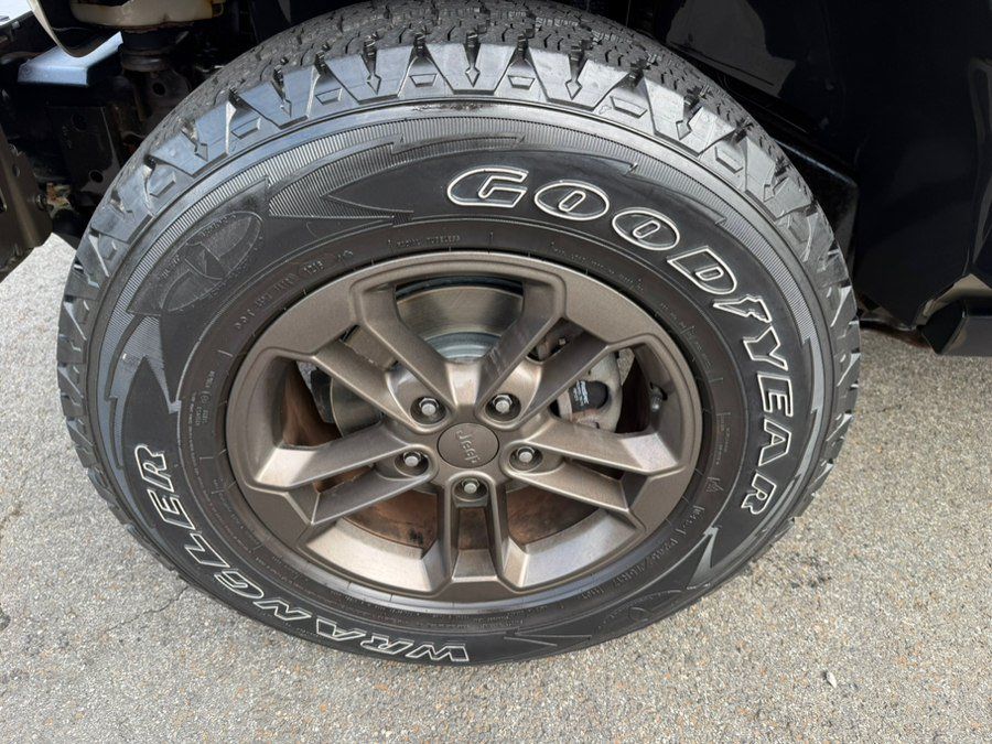 Used 2016 Jeep Wrangler Unlimited Sahara AWD/4WD image 11