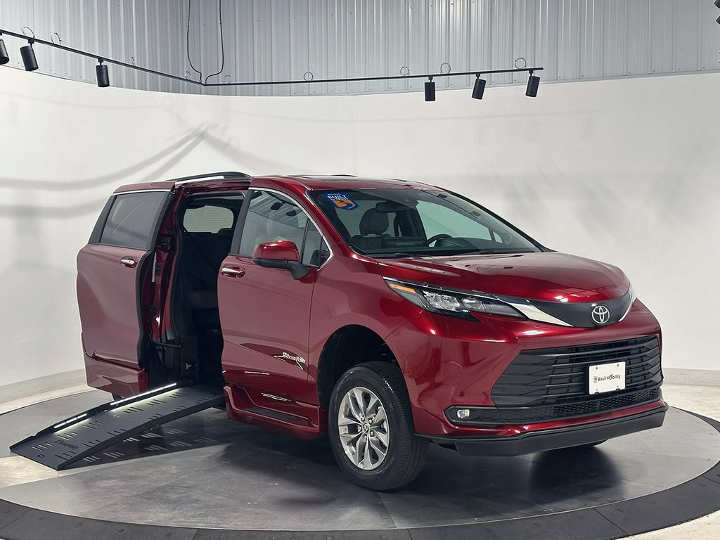 Used 2026 Toyota Sienna XLE FWD image 45