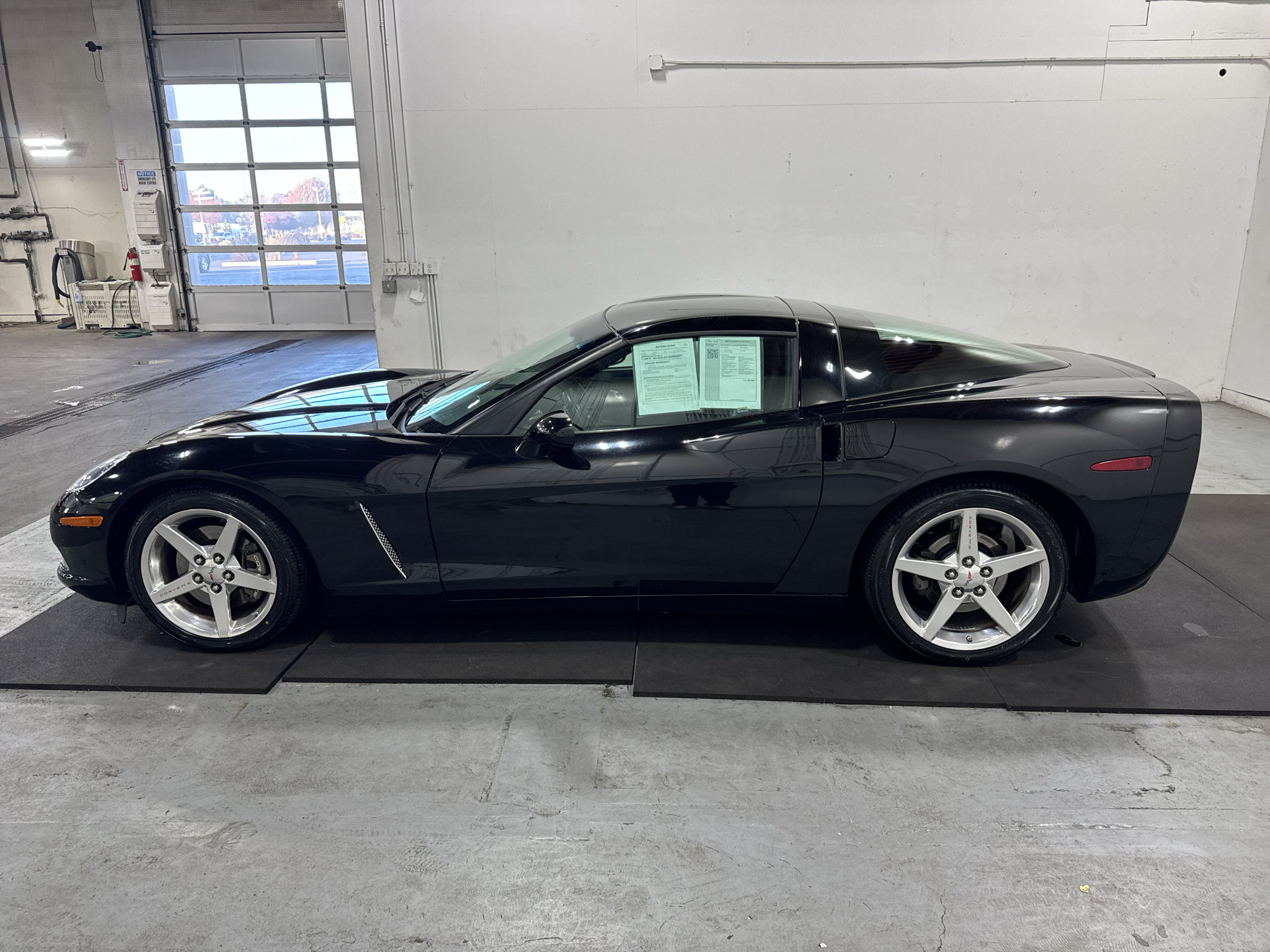 Used 2005 Chevrolet Corvette Coupe w/ Preferred Equipment Group RWD image 5