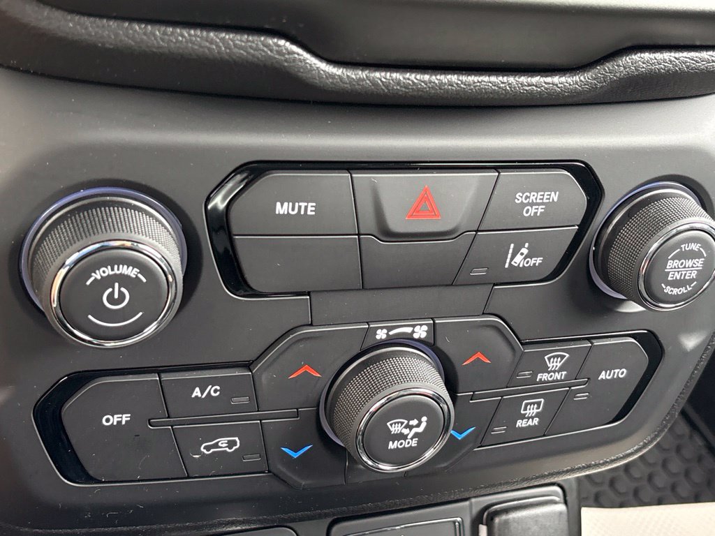 Used 2023 Jeep Renegade Latitude AWD/4WD image 16