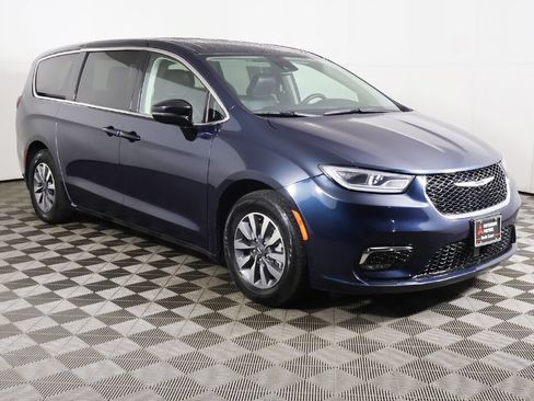 Used 2024 Chrysler Pacifica Limited FWD image 2