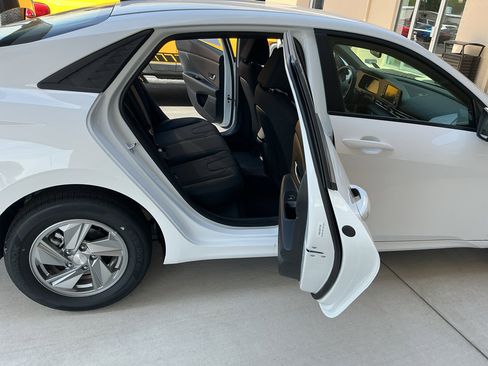 New 2026 Hyundai Elantra SE FWD image 17
