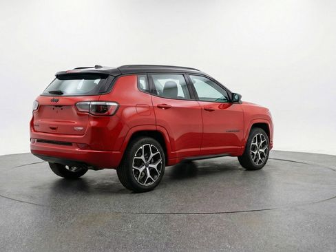 Used 2025 Jeep Compass Limited image 9