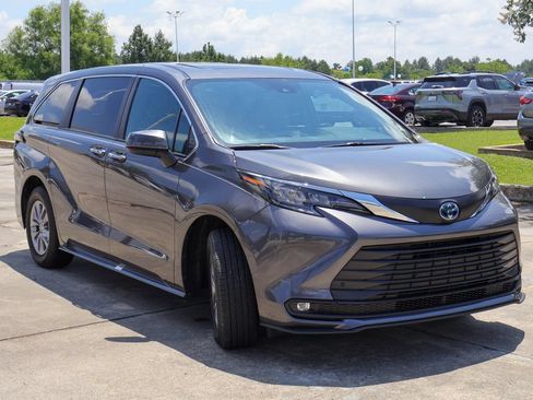 Used 2025 Toyota Sienna XLE FWD image 24