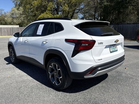 Used 2024 Chevrolet Trax LT FWD image 3