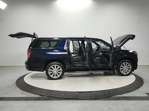 Used 2021 Chevrolet Suburban Premier w/ Premium Package AWD/4WD image 16
