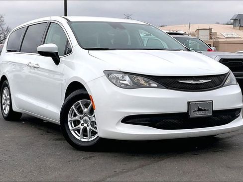 Used 2023 Chrysler Voyager LX image 36