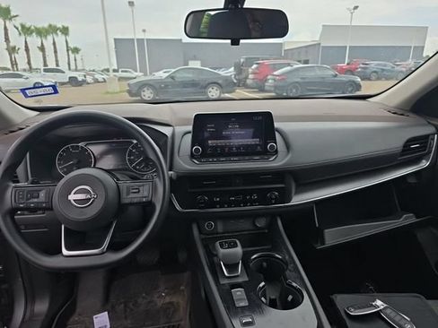 Used 2023 Nissan Rogue SV FWD image 4