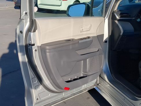 Used 2024 Toyota Sienna LE image 14