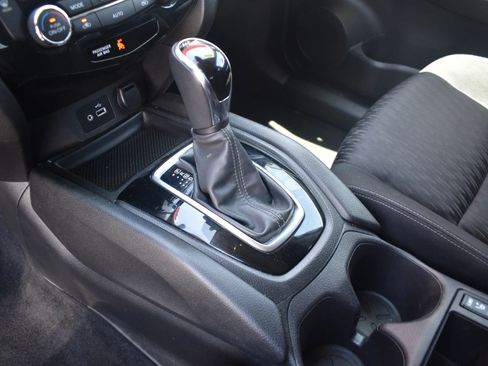 Used 2019 Nissan Rogue SV image 17