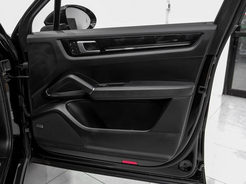 Used 2022 Porsche Cayenne image 39