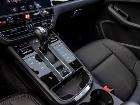 Certified 2025 Porsche Macan image 36