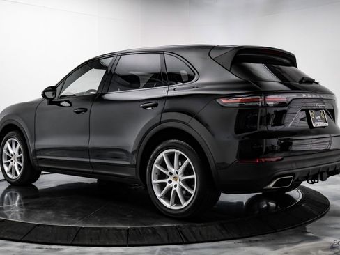 Used 2022 Porsche Cayenne w/ Premium Package image 8