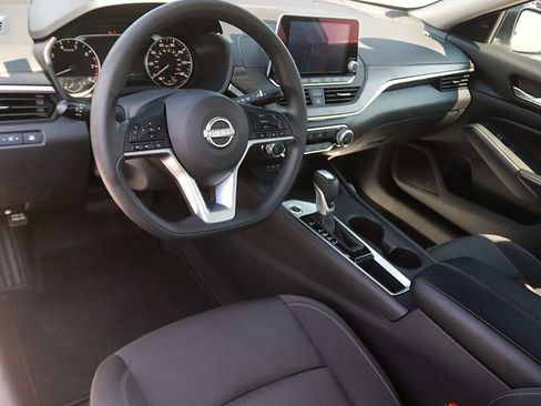 Used 2025 Nissan Altima 2.5 SV FWD image 12