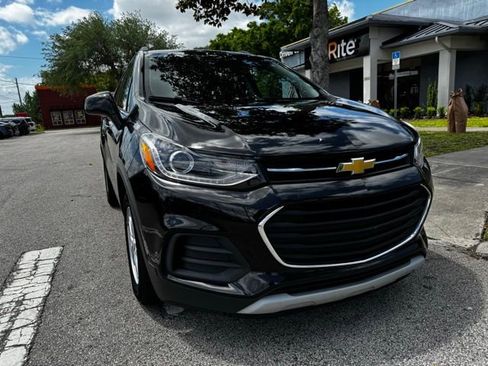 Used 2020 Chevrolet Trax LT w/ LT Convenience Package FWD image 2