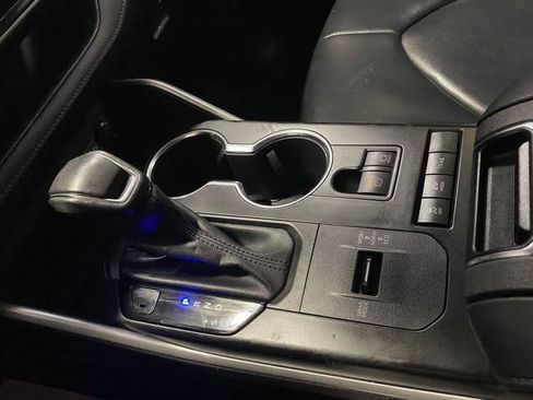 Used 2021 Toyota Highlander XLE AWD/4WD image 30