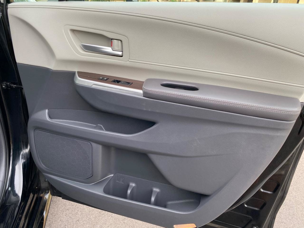 Used 2024 Toyota Sienna XLE FWD image 49