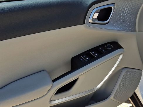 Used 2025 Kia Soul LX w/ LX Technology Package FWD image 12