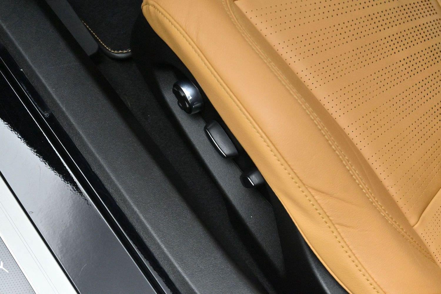 Used 2021 Chevrolet Corvette Stingray Premium Conv w/ Z51 Performance Package RWD image 15