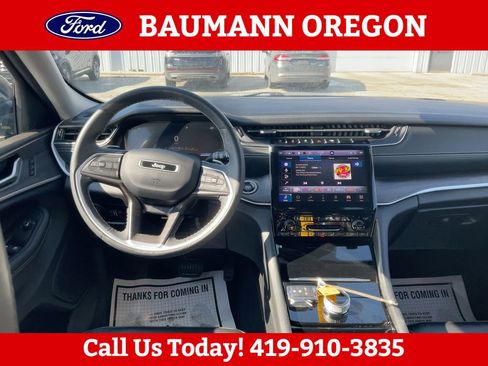 Used 2023 Jeep Grand Cherokee Limited AWD/4WD image 3