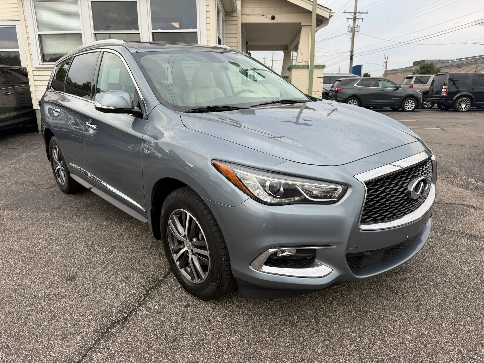 Used 2017 INFINITI QX60 Luxe w/ Premium Plus Package AWD/4WD image 5