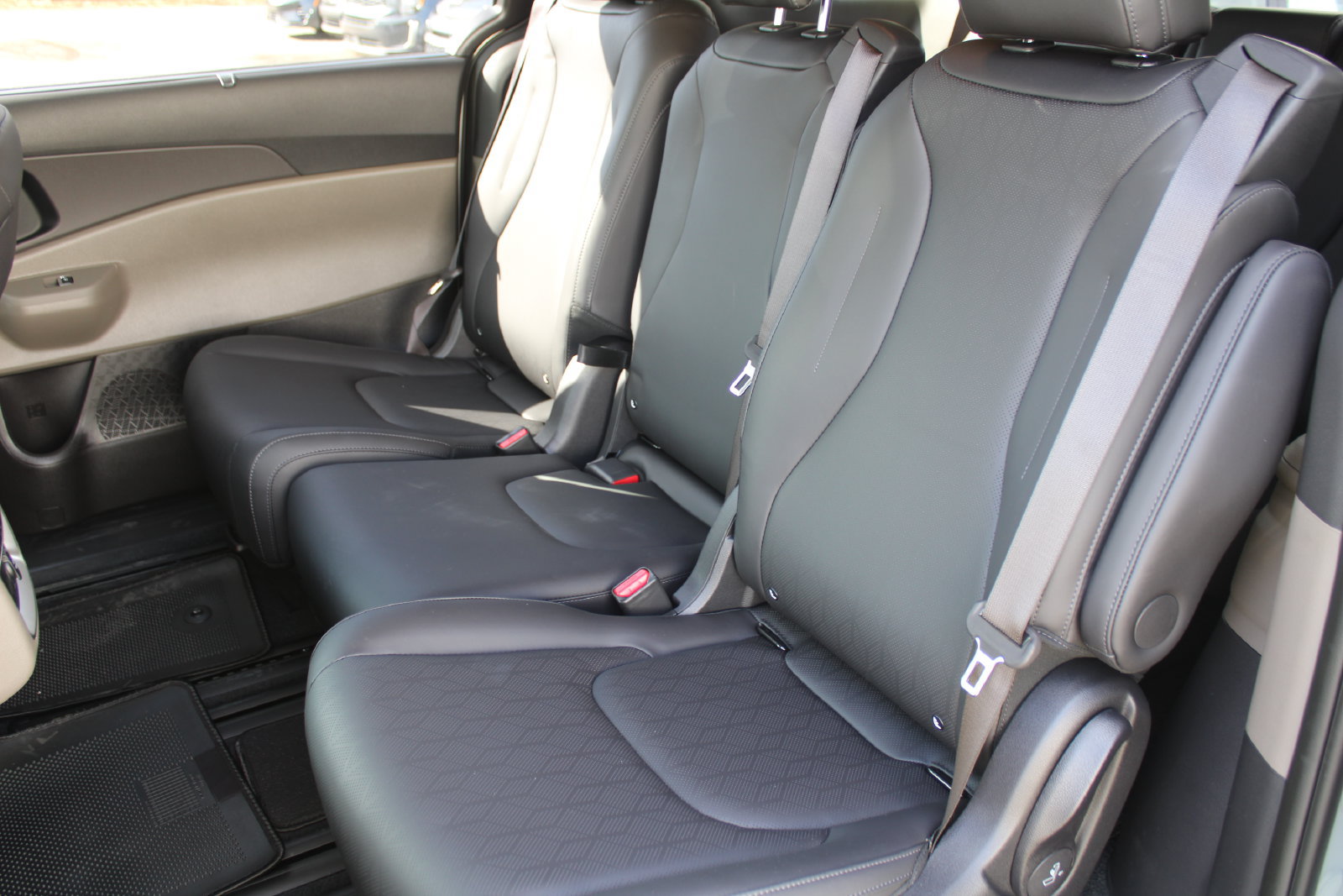 New 2026 Kia Carnival EX FWD image 19