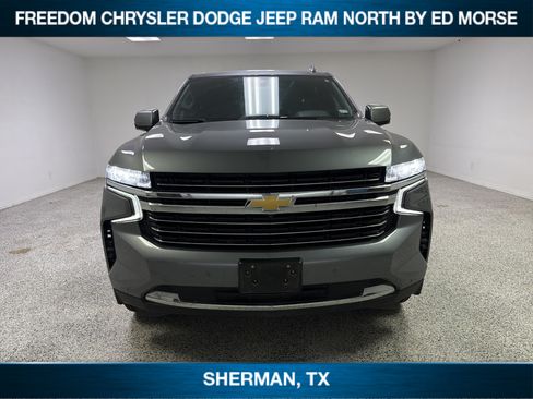 Used 2022 Chevrolet Suburban LT w/ Luxury Package AWD/4WD image 2