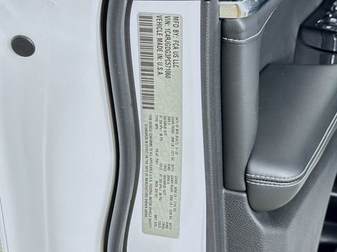 Used 2023 Jeep Grand Cherokee Overland image 33