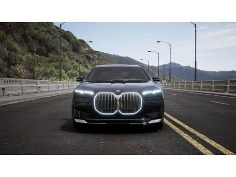 Used 2025 BMW i7 eDrive50 w/ Premium Package RWD image 3