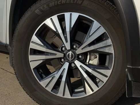 Used 2023 Nissan Rogue SV FWD image 9