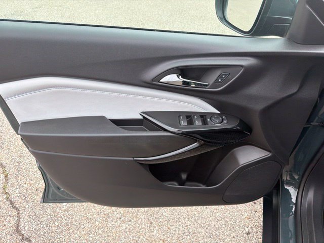 Used 2025 Chevrolet Trax LT FWD image 11