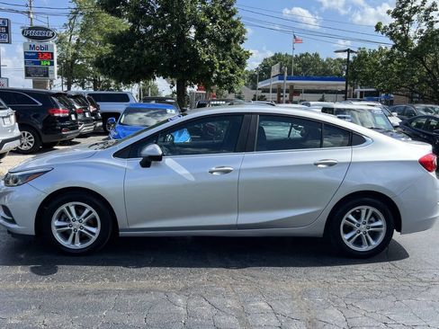 Used 2017 Chevrolet Cruze LT image 2