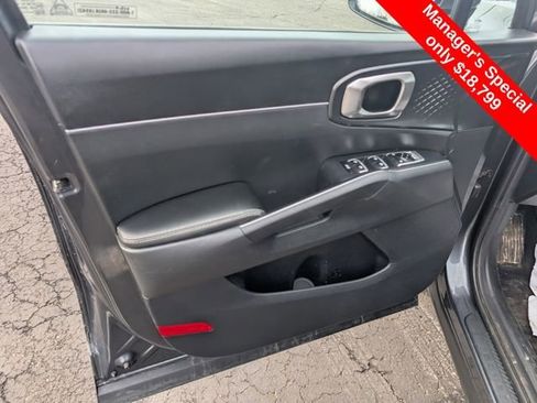 Used 2023 Kia Sorento LX AWD/4WD image 15