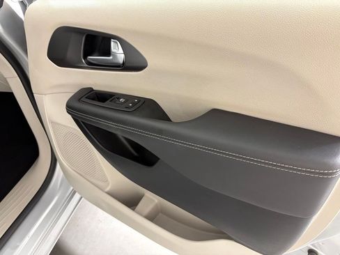 Used 2024 Chrysler Pacifica Touring-L FWD image 43