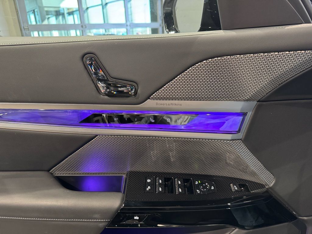 Used 2025 BMW 760i xDrive AWD/4WD image 34