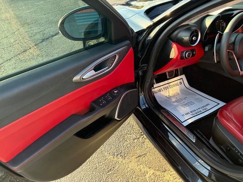 Used 2017 Alfa Romeo Giulia w/ Sport Appearance Package image 7