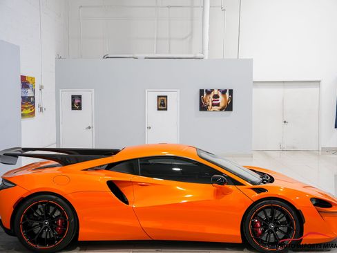 Used 2023 McLaren Artura image 26