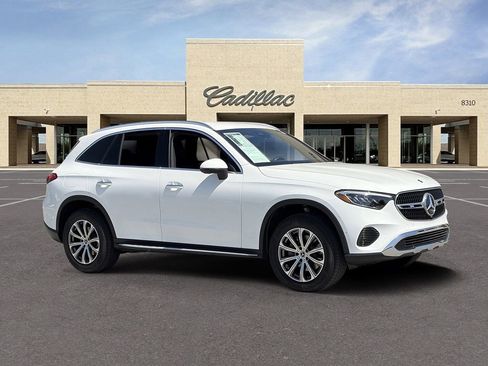 Used 2025 Mercedes-Benz GLC 300 4MATIC image 3