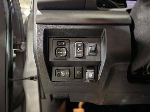 Used 2020 Toyota Tundra 4x4 CrewMax image 21