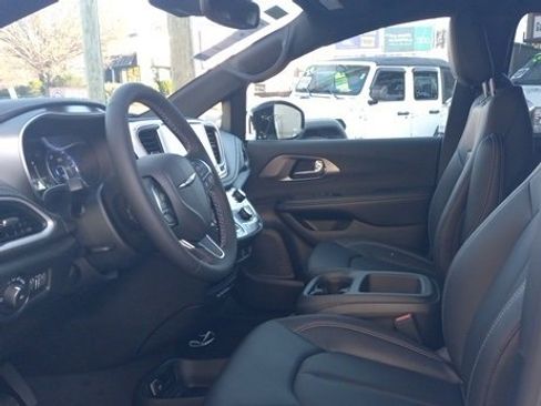 New 2026 Chrysler Pacifica Select image 2