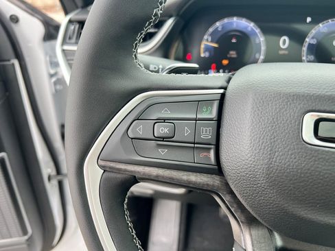 Used 2025 Jeep Grand Cherokee Limited w/ Luxury Tech Group II image 20