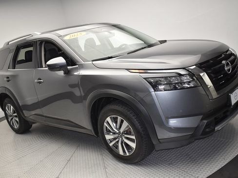 Used 2025 Nissan Pathfinder SL AWD/4WD image 3