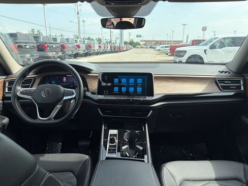 Used 2025 Volkswagen Atlas SE AWD/4WD image 32