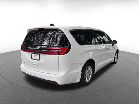 Used 2024 Chrysler Pacifica Touring-L FWD image 8