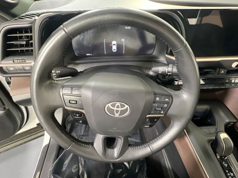 Used 2023 Toyota Crown Limited image 11