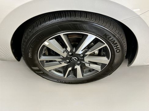 Used 2025 Nissan Versa SV FWD image 11