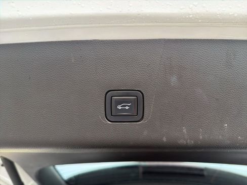 Used 2023 Chevrolet Traverse LT image 12