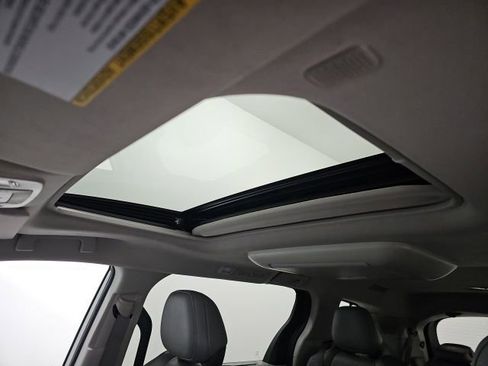 Used 2024 Toyota Sienna Limited image 29